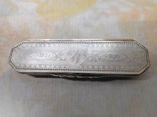 Laden Sie das Bild in den Galerie-Viewer, Ein perlmuttfarbenes Zahnstocher-Etui mit Gravur und Silberrahmen. Um 1800