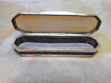 Laden Sie das Bild in den Galerie-Viewer, Ein perlmuttfarbenes Zahnstocher-Etui mit Gravur und Silberrahmen. Um 1800
