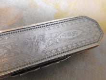 Laden Sie das Bild in den Galerie-Viewer, Ein perlmuttfarbenes Zahnstocher-Etui mit Gravur und Silberrahmen. Um 1800