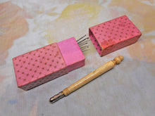 Laden Sie das Bild in den Galerie-Viewer, A pink card crochet hook set. c1880