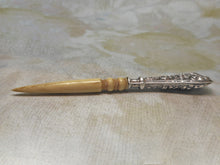 Laden Sie das Bild in den Galerie-Viewer, Ein Stiletto / Ahle mit silbernem Griff. um 1830.