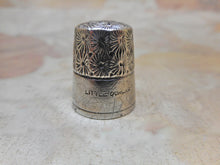 Laden Sie das Bild in den Galerie-Viewer, Antique Little Dorcas thimble.