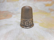 Charger l'image dans la galerie, A decorative Victorian silver thimble. Hall marked SF London 1895
