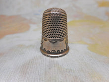 Charger l'image dans la galerie, A decorative Victorian silver thimble. Hall marked SF London 1895