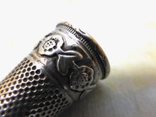 Laden Sie das Bild in den Galerie-Viewer, Ein französischer Silberfingerhut mit appliziertem Blumendekor. Um 1870.