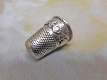 Laden Sie das Bild in den Galerie-Viewer, Ein französischer Silberfingerhut mit appliziertem Blumendekor. Um 1870.