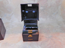 Laden Sie das Bild in den Galerie-Viewer, VERKAUFT.........Ein Paar Schreibkastenzubehör aus kastanienbraunem Leder mit Goldprägung. ca. 1880