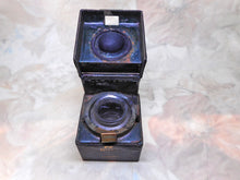 Laden Sie das Bild in den Galerie-Viewer, VERKAUFT.........Ein Paar Schreibkastenzubehör aus kastanienbraunem Leder mit Goldprägung. ca. 1880