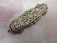 Laden Sie das Bild in den Galerie-Viewer, A good quality silver gilt buckle. with French petit guarantee marks.