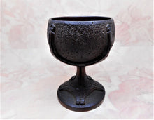 Charger l'image dans la galerie, Gobelet sculpté en coquille de noix de coco. Ancien XIXe siècle.