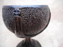 Charger l'image dans la galerie, Gobelet sculpté en coquille de noix de coco. Ancien XIXe siècle.