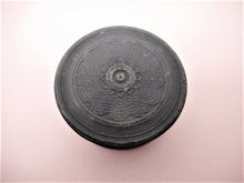 Laden Sie das Bild in den Galerie-Viewer, Eine französische Guttapercha-Nadeldose mit floralem Einsatz. Um 1850