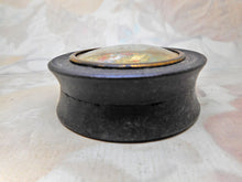 Laden Sie das Bild in den Galerie-Viewer, Eine französische Guttapercha-Nadeldose mit floralem Einsatz. Um 1850