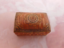 Load image into Gallery viewer, A mini French straw work box. c 1830.