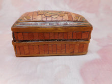 Load image into Gallery viewer, A mini French straw work box. c 1830.