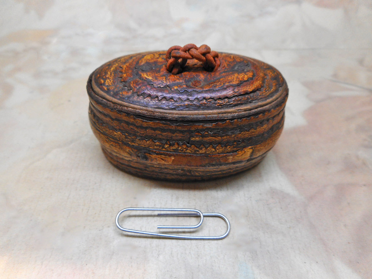 A small birch bark snuff box. Scandinavian. 19th century. Curio