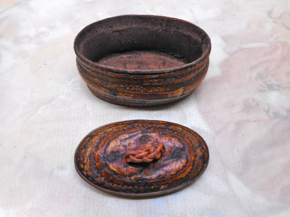 A small birch bark snuff box. Scandinavian. 19th century. Curio