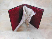 Charger l'image dans la galerie, VENDU… Étui à aiguilles en tartan en forme de livre. Tartan Prince Charles. Vers 1860.