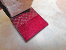 Charger l'image dans la galerie, VENDU… Étui à aiguilles en tartan en forme de livre. Tartan Prince Charles. Vers 1860.