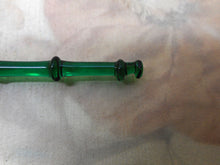 Charger l'image dans la galerie, VENDU……..Un fuseau à dentelle en verre vert avec des taches appliquées. XIXe siècle