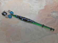 Charger l'image dans la galerie, VENDU……..Un fuseau à dentelle en verre vert avec des taches appliquées. XIXe siècle