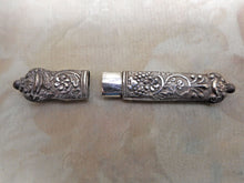 Charger l'image dans la galerie, VENDU……..Un étui à aiguilles en argent bien travaillé et décoré de fleurs. Vers 1830