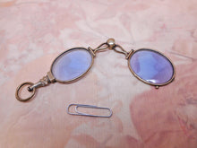 Laden Sie das Bild in den Galerie-Viewer, Eine Lorgnette mit blau getönten Gläsern. 19. Jh.