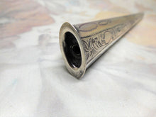 Laden Sie das Bild in den Galerie-Viewer, Ein gravierter niederländischer Strickstab aus Silber. 19. Jahrhundert