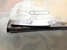 Laden Sie das Bild in den Galerie-Viewer, Ein gravierter niederländischer Strickstab aus Silber. 19. Jahrhundert