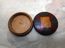 Charger l'image dans la galerie, Vendu… Boîte à timbres en tartan. Prince Charlie. Vers 1840.