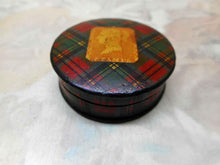 Charger l'image dans la galerie, Vendu… Boîte à timbres en tartan. Prince Charlie. Vers 1840.