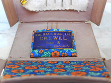 Charger l'image dans la galerie, Vendue… Boîte à aiguilles fantaisie à rabat. Wm. Hall & Co Ltd., vers 1900.