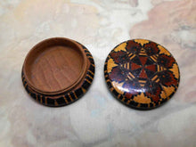 Charger l'image dans la galerie, VENDU…….Tunbridge Ware – un petit pot rond de bonne qualité. Vers 1840