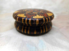 Charger l'image dans la galerie, VENDU…….Tunbridge Ware – un petit pot rond de bonne qualité. Vers 1840