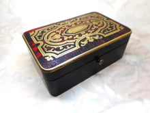 Charger l'image dans la galerie, VENDU… Petite boîte Boulle avec incrustations d'écaille et de laiton. Française, vers 1870.