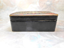 Charger l'image dans la galerie, VENDU… Petite boîte Boulle avec incrustations d'écaille et de laiton. Française, vers 1870.