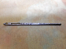 Laden Sie das Bild in den Galerie-Viewer, Antique Commemorative bodkin for Princess Charlotte 1817.