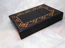 Laden Sie das Bild in den Galerie-Viewer, Ein Visitenkartenetui von Tunbridge Ware. ca. 1840