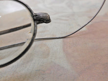 Laden Sie das Bild in den Galerie-Viewer, Eine alte Brille. 19. Jh.