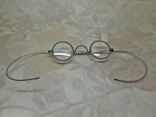 Laden Sie das Bild in den Galerie-Viewer, Eine alte Brille. 19. Jh.