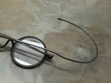Laden Sie das Bild in den Galerie-Viewer, Eine alte Brille. 19. Jh.
