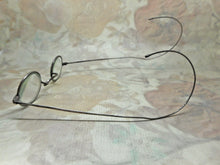 Laden Sie das Bild in den Galerie-Viewer, Eine alte Brille. 19. Jh.