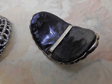 Laden Sie das Bild in den Galerie-Viewer, Ein Paar durchbrochene Schuhschnallen aus unedlem Metall. 19. Jh.