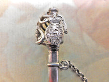 Charger l'image dans la galerie, VENDU… Une épée miniature en argent dans son fourreau. Réplique du modèle Waterloo de 1814.
