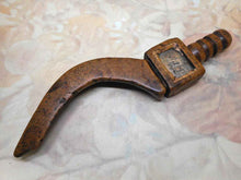 Laden Sie das Bild in den Galerie-Viewer, VERKAUFT……Eine Strickscheide aus Obstholz in Form eines Gänseflügels für Kinder. Datiert 1859.