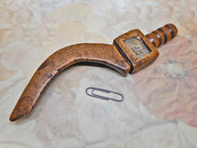 Laden Sie das Bild in den Galerie-Viewer, VERKAUFT……Eine Strickscheide aus Obstholz in Form eines Gänseflügels für Kinder. Datiert 1859.