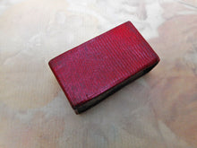 Charger l'image dans la galerie, VENDU…….Un étui en cuir rouge géorgien – intitulé « Aiguilles » en or. Vers 1820
