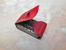 Charger l'image dans la galerie, VENDU…….Un étui en cuir rouge géorgien – intitulé « Aiguilles » en or. Vers 1820