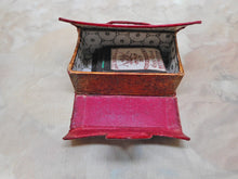 Charger l'image dans la galerie, VENDU…….Une boîte à aiguilles en cuir rouge avec des aiguilles. Vers 1820