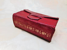 Charger l'image dans la galerie, VENDU…….Une boîte à aiguilles en cuir rouge avec des aiguilles. Vers 1820